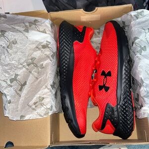 Men’s under armor size 10 shoes. Never worn.